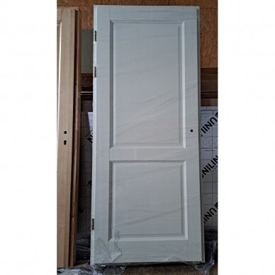 Baltai dažytos medinės durys 1